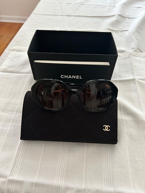 CHANEL sunglasses like new!